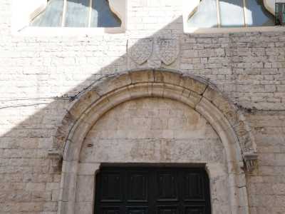 La sua origine del XIV secolo si evince dal portale romanico coronato in alto dagli scudi di Carlo III e Giovanna I 